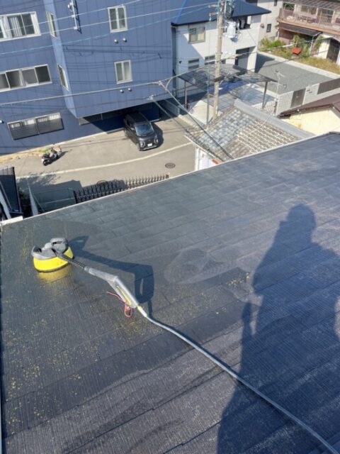 屋根上の高圧洗浄作業